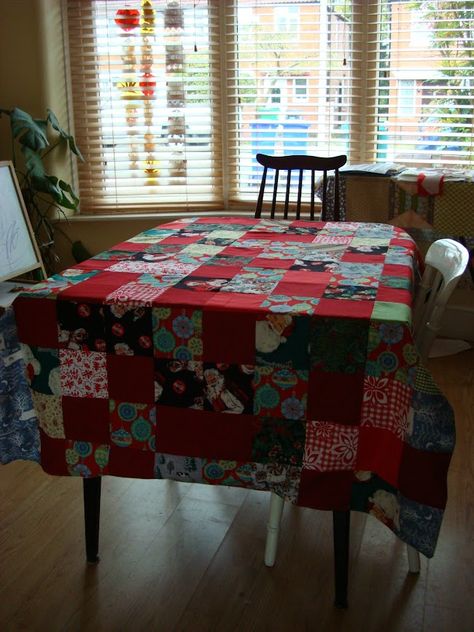 Diy Table Runners, Christmas Sewing Crafts, Patchwork Tablecloth, Sewing Crafts Ideas, Diy Tablecloth, Holiday Tree Skirts, Patchwork Christmas, Table Runner Diy, Christmas Patchwork