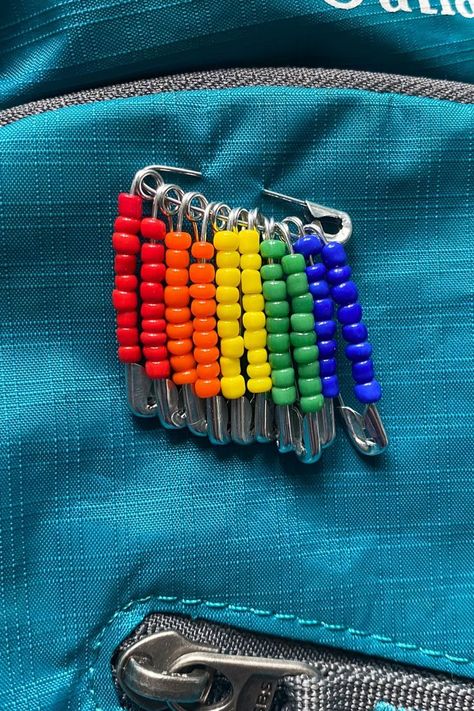 Cute School Crafts, Safety Pin Backpack Charm, Where To Put Pins Ideas, Make Pins Diy, How To Make Pins For Backpack, Diy Backpack Decoration Ideas, Pins On Backpack Aesthetic, Bag Pins Ideas, Cool Pins For Backpacks