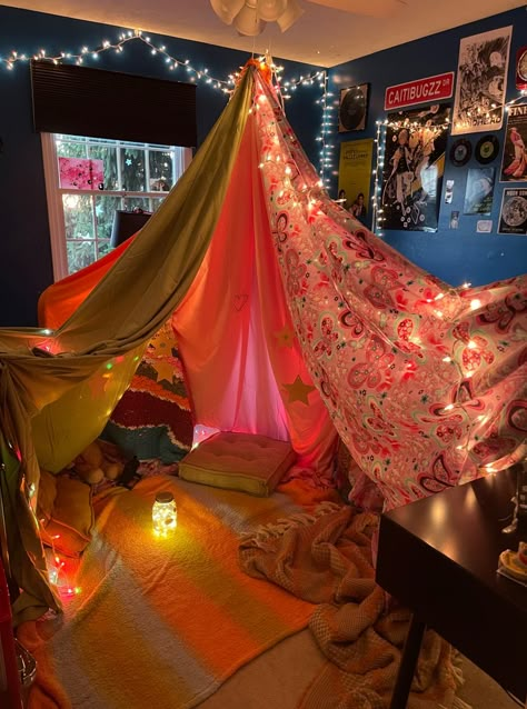 Ultimate Blanket Fort, Bedroom Blanket Fort, Adult Blanket Fort, Blanket Fort Aesthetic, Hideout Aesthetic, Fort Inspiration, Fort Ideas Indoor, Fort Blanket, Blanket Fort Ideas