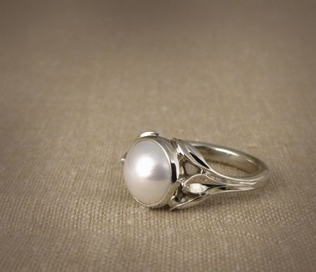 Carved leaf motif; 18K and mabe pearl solitaire Pearl Ring Designs Silver, Pearl Ring For Men, King Of Hearts Tattoo, Pearl Ring Design, Gold Rings For Men, Silver Anklets Designs, Danish Image, Rings With Stones, Hearts Tattoo