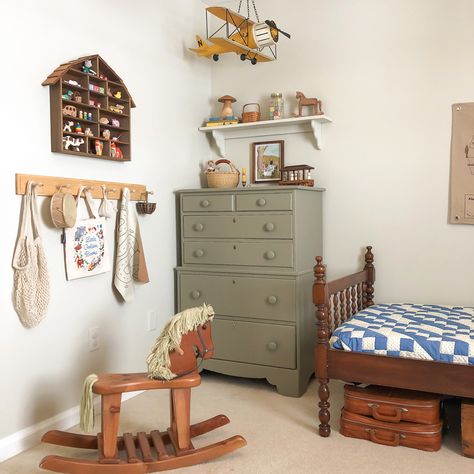 Vintage style boys bedroom by Instagram account @carriemshaw European Eclectic Decor Bedroom, Vintage Kids Bedroom, Western Boys Room, Vintage Toddler Rooms, Vintage Boys Bedrooms, Vintage Boys Room, Vintage Kids Room, Kids Rooms Inspo, Big Boy Bedrooms