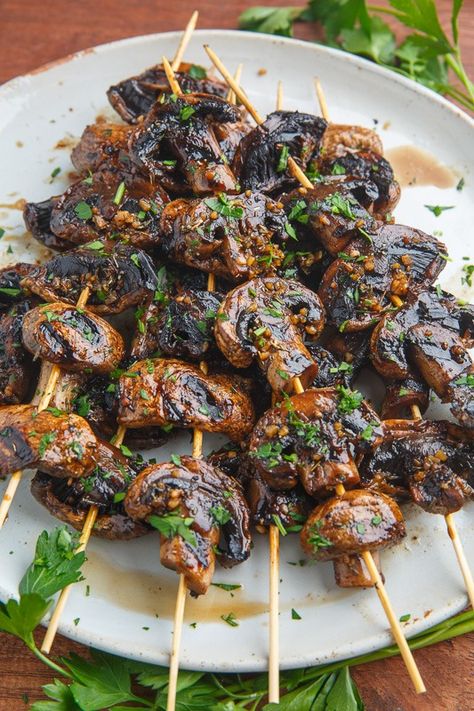 Balsamic Garlic Grilled Mushroom Skewers Soy Mushrooms, Mushroom Skewers, Marinated Mushrooms, Skewer Recipes, Grilled Mushrooms, Garlic Mushrooms, Roasted Mushrooms, Yummy Yummy, Balsamic Vinegar