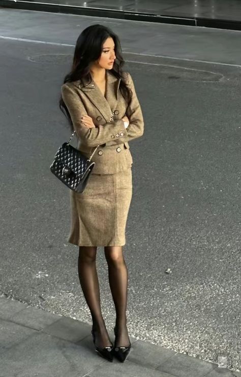 Office Fits Aesthetic, Office Siren 2000s, Office Siren Outfits Women, Rich Girl Outfits Aesthetic, Rich Business Woman Outfits, Office Siren Fashion, Old Money Woman Aesthetic, Classy Rich Outfits, Winter Elegant Outfit Classy Chic