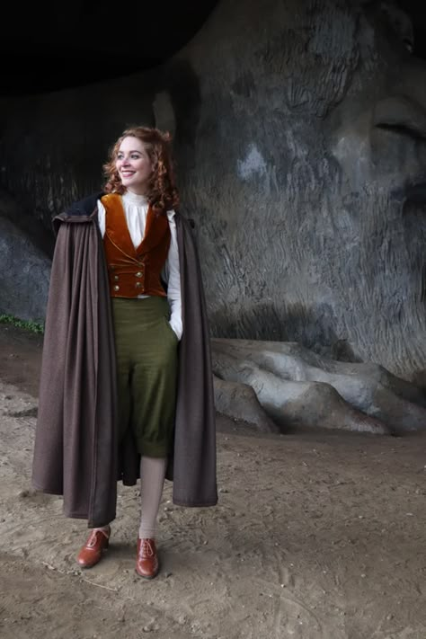 Hobbit Themed Outfit, The Hobbit Clothes, Hobbit Vest Pattern, Hobbit Clothes Women, Ren Faire Hobbit, Hobbit Apron, Easy Hobbit Costume, Hobbit Style Clothes, Hobbit Core Fashion