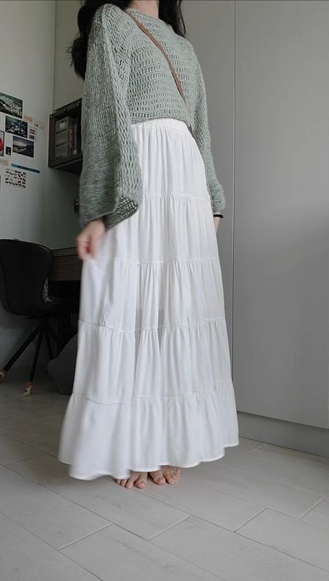 Korean Hijab Fashion, White Long Skirts, Long Skirts Winter Outfit, Outfits With Skirts Long, Cute Skirt Outfits For Winter, How To Style A Skirt In Winter, Winter Clothing Ideas For Women, How To Style A White Skirt, White Skirt Outfit Hijab