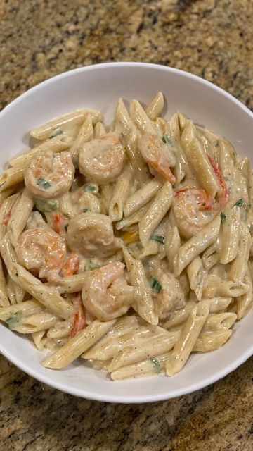 A Good Breakfast Meal, Shrimp Alfredo Penne Pasta, Food With Vegetables, Big Back Food Ideas, Healthy Good Food, Pasta With White Sauce, Pasta White Sauce, Pasta With Cream Sauce, Breakfast For Dinner Ideas