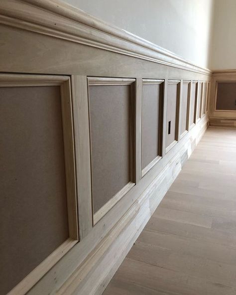 Flat Panel Wainscoting, Mdf Wainscoting, Panel Wainscoting, Wood Wainscoting, Wall Panel Molding, Wainscoting Styles, Wall Paneling Diy, Painting Walls, Wainscoting Panels