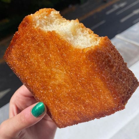 The famous Honey Butter Toast from @aromebakerylondon. It’s a square block of thick Japanese shokupan milk bread baked in honey and butter… | Instagram Milk Bread Toast, Honey Butter Toast, Asian Lunch Box Ideas, Shokupan Bread, Aesthetic Bread, Honey Core, Japanese Baking, Breakfast London, London Breakfast