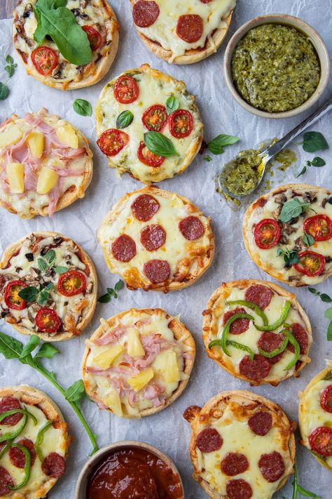 Muffin Base, Pizza Toppings Combinations, Family Snacks, Lunchbox Treats, Pizza Muffins, Catering Ideas Food, Mini Pizzas, Healthy Pizza, Snack Treat