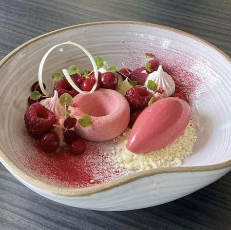 High End Catering Ideas, Contemporary Plated Desserts, Spring Plated Desserts, Fancy Desserts Presentation, Dolci Finger Food, Fine Dining Desserts, Gourmet Food Plating, Plated Dessert, Dessert Presentation