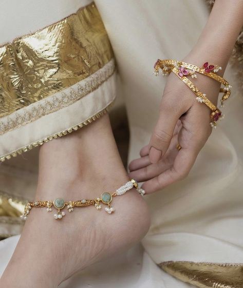 Payal Designs Gold, Feet Jewellery, Indian Anklets, Desi Jewellery, Simple Elegant Jewelry, Ethereal Jewelry, Indian Jewelry Earrings, Anklet Designs, Pretty Jewelry Necklaces