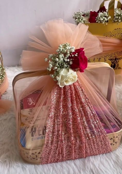 Packing Big Gifts Ideas, Shadi Gift Baskets, Gift Hamper For Engagement, Wedding Basket Gift Ideas Pakistani, Bridal Wrapping Ideas Gift, Bridal Gift Packing Ideas, Basket Wrapping Ideas Packaging, Shagun Basket Decoration Ideas, Storage Box Decoration Ideas