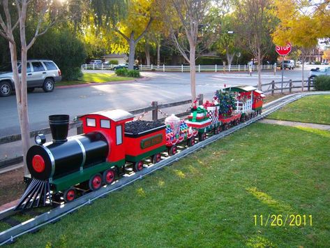 Yard train Christmas Train Display Outdoor, Christmas Train Decor Ideas, Christmas Train Outdoor, Christmas Train Display, Christmas Yard Displays, Christmas Yard Ideas, Christmas Display Ideas, Christmas Trains, Outdoor Christmas Decorations Yard