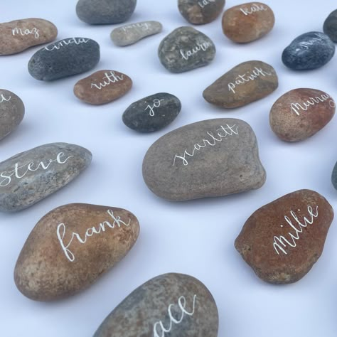 Painted Rock Place Cards, Stone Place Cards Wedding, Stone Name Cards Wedding, Pebble Name Places, Rock Name Place Cards, Pebble Place Names Wedding, Stone Place Cards, Stone Wedding Decor, Place Names Wedding