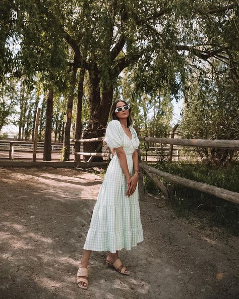 How To Pose In Midi Dress, Poses With Maxi Dress Outfit, Poses For Midi Dress, Maxi Dress Poses Photo Ideas, Maxi Dress Poses Instagram, Long Dress Poses Instagram, Maxi Dress Poses, Garden Poses, Minimal Style Outfits