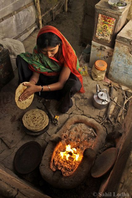 Making chapatis the traditional way I Love India, Amazing India, India Culture, India Photography, India People, India Food, North India, Indian Culture, Varanasi