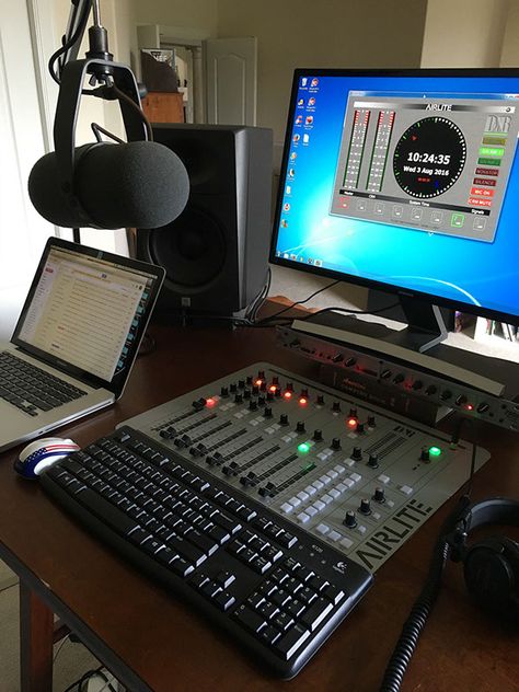 Radio Station Studio, Podcast Design, Podcasting Tips, Radio Studio, Home Recording Studio Setup, Recording Studio Setup, Love Radio, Best Gaming Setup, Recording Studio Design