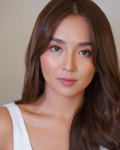 Kathryn Bernardo White Dress, Kathryn Bernardo Hairstyle, Hair Color For Morena Skin, Hair Color For Morena, White Skin Tone, Birthday Makeup Looks, Graduation Look, Kathryn Bernardo, Haircuts For Medium Hair