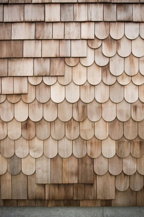 A mix of red cedar shingles and scales make of the exterior. The design is intended to be a Wood Cladding Interior, Types Of Siding, Into The Wood, Wood Shingles, Cedar Shingles, Wood Cladding, Exterior Cladding, Japan Design, Exterior Wood