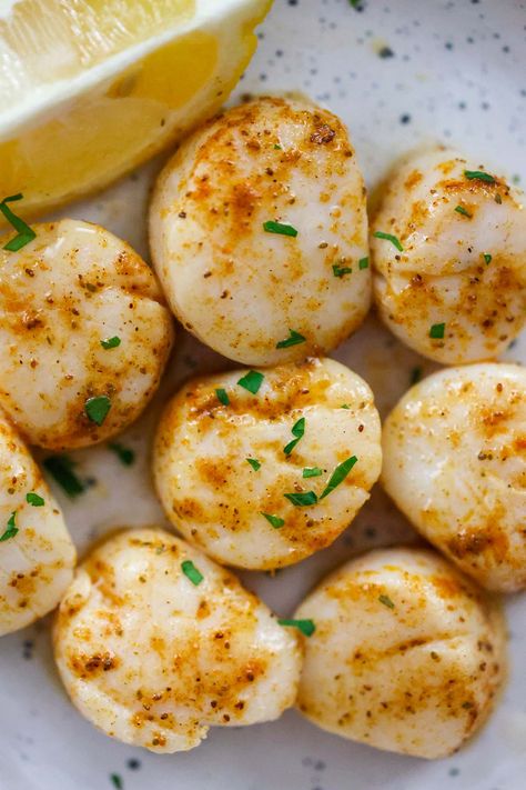 Easy Baked Scallops, Scallops Recipe Baked, How To Bake Scallops In The Oven, Bay Scallop Recipes Baked, Baked Sea Scallops, Baked Bay Scallop Recipes, Oven Baked Scallops Recipes, Oven Scallops Recipe, Jumbo Scallops Recipes