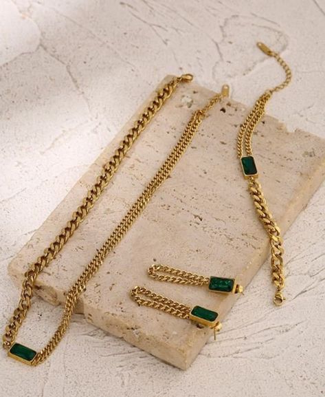 Emerald Gold Jewelry, Dubai Women Fashion, Emerald Jewelry Set, Dubai Women, Dubai Gold Jewelry, Gold Jewelry Simple Necklace, Gold Jewelry Sets, Gold Bride Jewelry, Jewelry Bracelets Gold