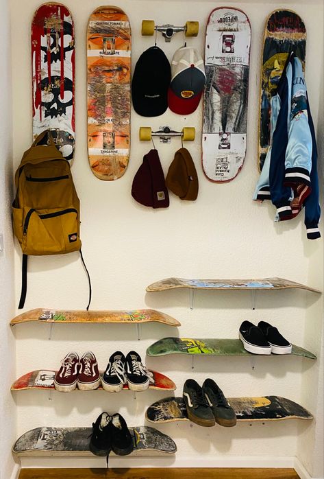 Cool Stuff To Put On Walls, Cool Home Decor Weird, Skateboard Storage Ideas, Vans Room Decor, Skateboard Living Room, Skateboard Room Aesthetic, How To Hang Skateboards On Wall, Skater Apartment, Unique Room Decor Ideas