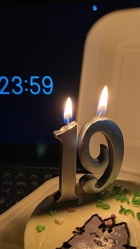 Birthday Cake 19th Birthday, 19 Birthday Aesthetic, Birthday 19 Aesthetic, 19 Th Birthday, Small Birthday Decorations Simple, 19th Birthday Aesthetic, 19 Birthday Ideas, 19th Birthday Ideas, Happy 19 Birthday To Me