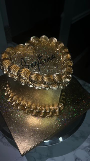 27th Birthday Cake, Golden Birthday Cakes, Sparkly Cake, Heart Birthday Cake, Cake With Gold, 17 Birthday Cake, Gold Birthday Cake, Birthday Cake Decorating Ideas, Heart Cakes