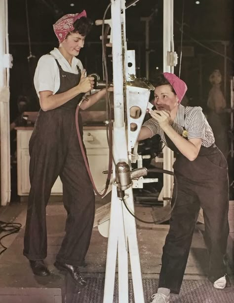 1940s Factory Women, 1940s Workwear Women, Vintage Women Photos 1950s, Vintage Working Women, Manual Labor Outfit, 1950s Working Women, 1920s Working Women, Ww2 Fashion Women, Vintage Workwear Women