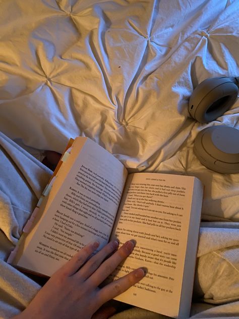 Books Before Bed, Reading In Bed Aesthetic, Leer Aesthetic, Viral Books, Readers Aesthetic, Read 100 Books, Reading Before Bed, Read Before Bed, Book Bed