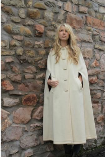 A Matter Of Style: DIY Fashion: The cape coat Cape Coat Pattern, Cape Diy, Cape Fashion, Vintage Cape, Fashion Must Haves, Everyday Clothes, Into Fashion, Raincoats For Women, Clothing Details