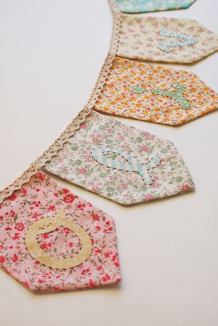 Bunting Ideas, Diy Bebe, Fabric Bunting, Banners Buntings, Bunting Garland, Bunting Banner, Fabric Projects, Quilt Sewing, Fabric Scraps