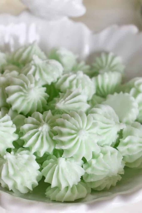 Mint Cream Cheese Buttons, Old Fashion Butter Mints, Soft Christmas Butter Mints, Mint Christmas Candy, Butter Mints Easy, Wilton Candy Melts Ideas, Butter Mints Recipe Cream Cheeses, Cream Cheese Butter Mints, How To Make Mints