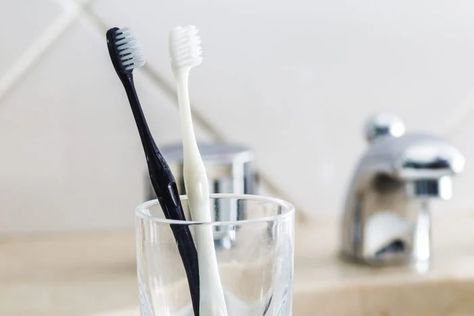 10 Tips on How To Disinfect a Toothbrush Disinfect Toothbrush, Baking Soda And Lemon, Sanitize Toothbrush, Teeth Care, Hydrogen Peroxide, Dental Practice, Cleaning Ideas, Shake It Off, Mouthwash