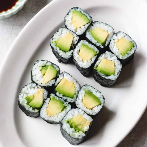 Avocado Sushi Roll Recipes, Sushi Avocado Roll, Cucumber Rolls Sushi, Sushi Recipes Vegetarian, Rice Sandwich Recipe, Avocado Rolls Sushi, Avocado Cucumber Sushi, Avocado Sushi Roll, Sushi Stacks