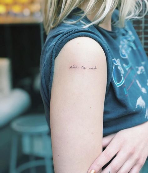 "she is arte" significa "ela é arte" (cintura esquerda) 27 Tattoo, Minimalistic Tattoos, She Is Art, Cursive Tattoos, Tattoos Geometric, Small Tattoo Ideas, Line Art Tattoos, Tattoo Feminina, Fine Line Tattoos