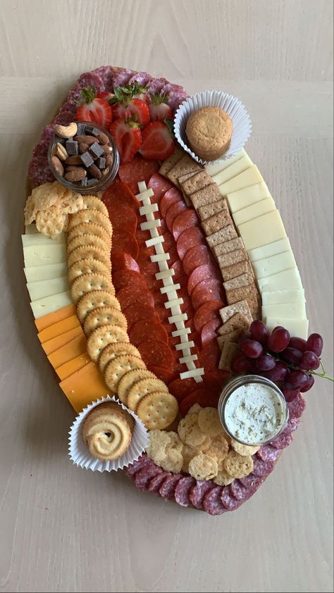 Cracker Platter Ideas, Snack Trays For Parties, Cheese Cracker Platter, Autumn Charcuterie, Football Themed Food, Football Season Food, Superbowl Ideas, Charcuterie Food, Charcuterie Board Meats