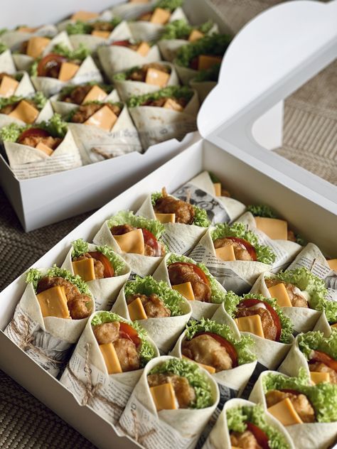 Modern Brunch Ideas, Starters For Weddings Receptions, Birthday Lunch Decorations, Finger Foods Design, Small Wedding Catering Ideas, Box Lunch Catering Ideas, Catering Packaging Ideas, Appetizer Table Set Up, Catering Food Displays Buffet Tables