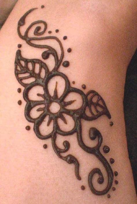 Henna Flower. It can be a sweet and simple design to bring a smile to someone. Hanna Tattoo, Small Henna Tattoos, Small Henna Designs, Henna Ink, Henne Tattoo, Henna Tattoo Ideas, Henna Flower Designs, Cream Tattoo, Cute Henna Designs