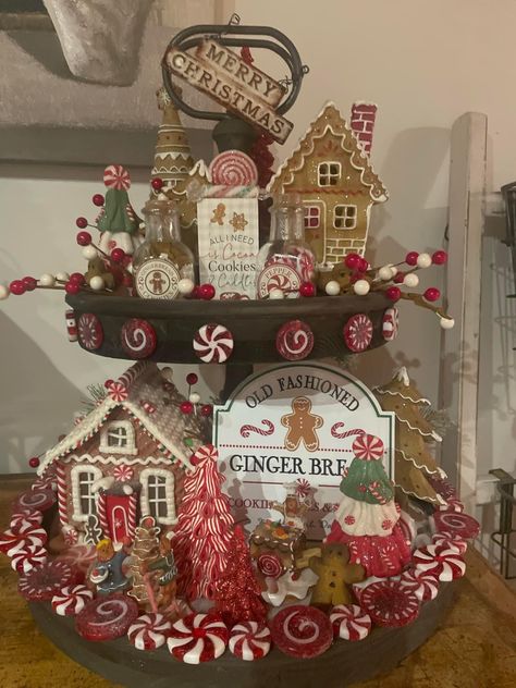 Christmas House Decorations Indoor, Christmas Chandelier Decor, Gingerbread Tiered Tray, Gingerbread House Ideas, Gingerbread Christmas Tree, Christmas Decorations Centerpiece, Tray Decor Christmas, Gingerbread Crafts, Gingerbread Christmas Decor