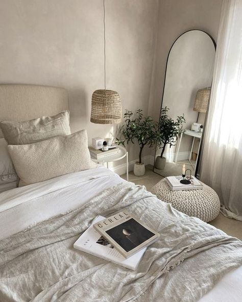 Bedroom With Neutral Colors, Cozy Beige Bedroom Aesthetic, Girly Apartment Bedroom, White Room Inspo Aesthetic, Clean Girl Apartment Aesthetic, Vanilla Bedroom Aesthetic, Apartment Aesthetic Cozy Bedroom, Bedroom Inspo Small Room, Minimalist Bed Ideas