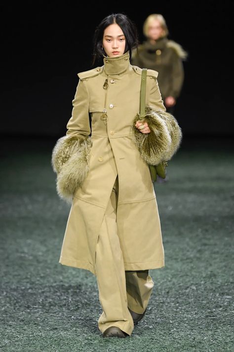 Burberry Fall 2024 Ready-to-Wear Runway, Fashion Show & Collection Review [PHOTOS] Fall Fashion 2024 Women Trends, Burberry Fashion Show, Trench Outfit, 2024 Runway, Textures Fashion, Fall Runway, Winter Fashion Outfits Casual, Fall Winter 2024, Body Reference