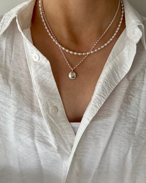 The Pearl Necklace is back in stock! ⭐️ I’ve just added a small batch of these to my website - perfect to layer with your favourite silver necklace! 💚 Trending Necklaces Silver, Pearl Necklace Aesthetic, Pearl Necklace Outfit, Necklace Stacks, Neck Stack, Trendy Silver Jewelry, Fashion Vision Board, Jewelry Stack, Silver Jewlery