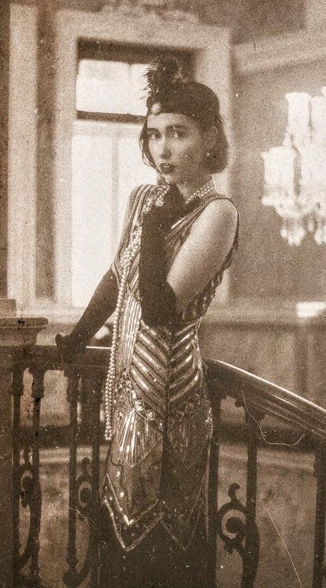 1920 Flapper Aesthetic, 1920s England Fashion, 1920s Fashion Photos, Flapper Girl Costumes Aesthetic, 1920s Prohibition Aesthetic, Old Mystery Aesthetic, The Roaring 20s Fashion, 20s Aesthetic Outfit, Roaring 20s Party Aesthetic