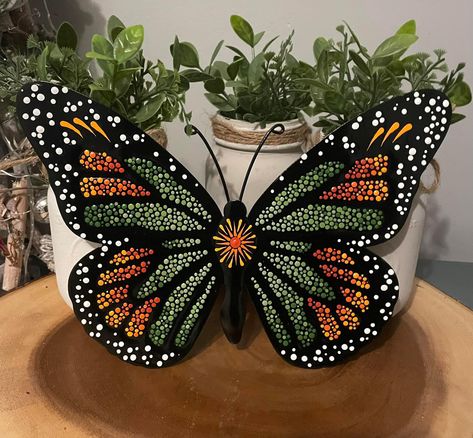 Dot Painting Butterflies, Dot Art Butterflies, Dot Mandala Butterfly, Wooden Butterfly Painting Ideas, Dot Art Butterfly, Butterfly Dot Painting, Painted Mirror Art, Dot Mandala Painting, Butterfly Mandala