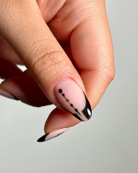 Halloween Nails Harry Potter, Fall Harry Potter Nails, Harry Potter Black Nails, Hp Nail Art, Halloween Harry Potter Nails, Harry Potter French Tip Nails, Minimalist Harry Potter Nails, Black Harry Potter Nails, Harry Potter Aesthetic Nails