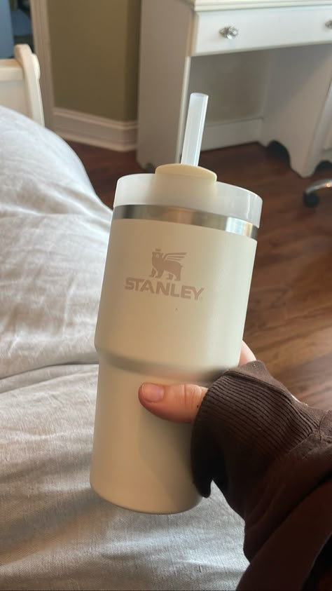 Stanley Coffee Cup, Stanley Cup Mini, Mini Stanley Cup, Mini Stanley, Stanley Products, Trendy Water Bottles, School Bag Essentials, Stanley Cups, Coffee Smoothie