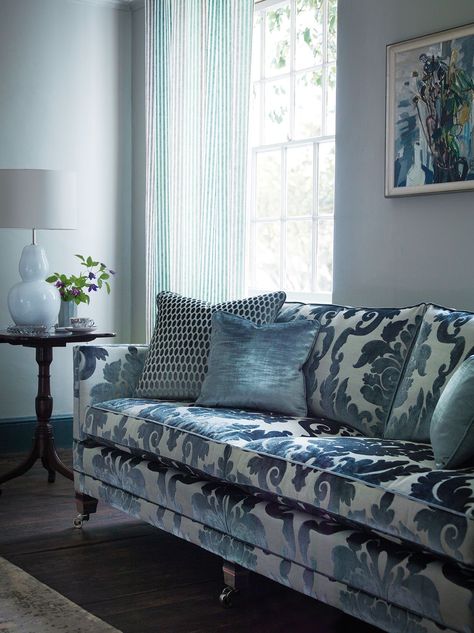 Duresta Sofa Living Rooms, Printed Sofa Living Room, Duresta Sofa, Lounge Sofa Living Room, Floral Sofa Living Room, New Classic Sofa, Printed Fabric Sofa, Sofa Pattern, Patterned Sofa