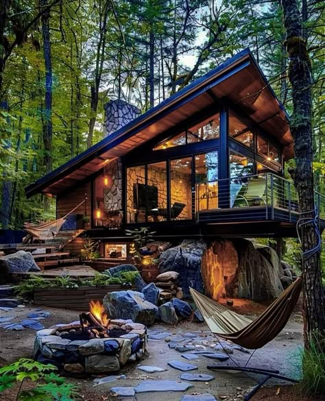 Tiny Home Mountains, Small Luxury Cabin Homes, Luxury Hut House, Houses Full Of Plants, Houses In The Woods Modern, Mountain Home Outdoor Space, Beautiful Homes In The Woods, Rustic Mountain Cabin Exterior, Home In Woods Aesthetic