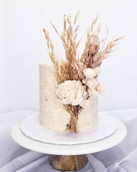 Dry florals give this almond cake the boho chic vibe. Boho Party Cake, Wedding Cakes Boho Chic, Boho Chic Birthday Cake, Boho Bday Cake, Bolo Boho Chic Aniversario, Boho Birthday Cakes, Boho Birthday Cake For Women, Wedding Cake Boho Chic, Simple Boho Cake